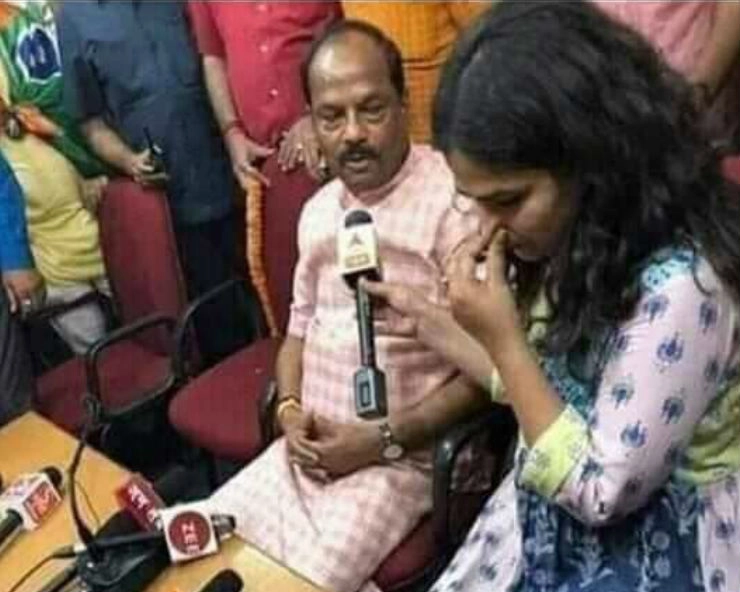 क्या झारखंड के CM रघुबर दास के मुंह से शराब की बदबू आने के कारण पत्रकार ने नाक बंद कर ली...जानिए सच...