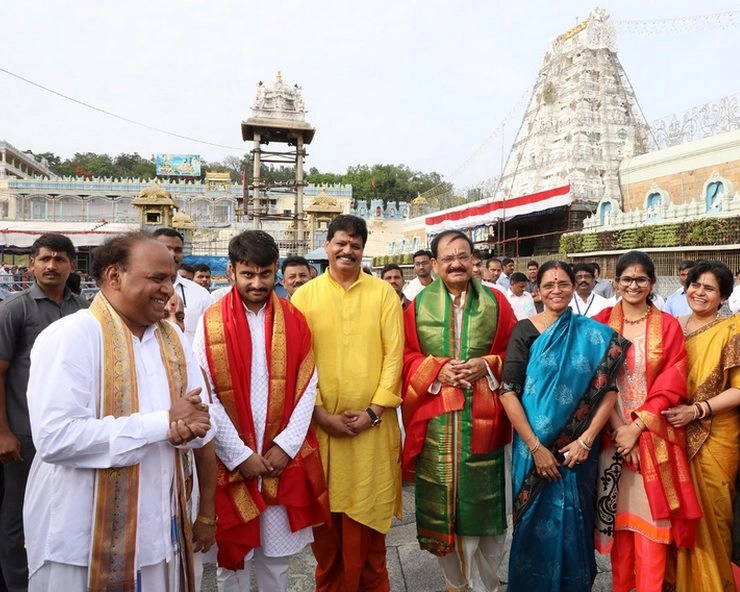वेंकैया नायडू ने भगवान वेंकटेश्वर मंदिर में प्रार्थना की, देखिए फोटो
