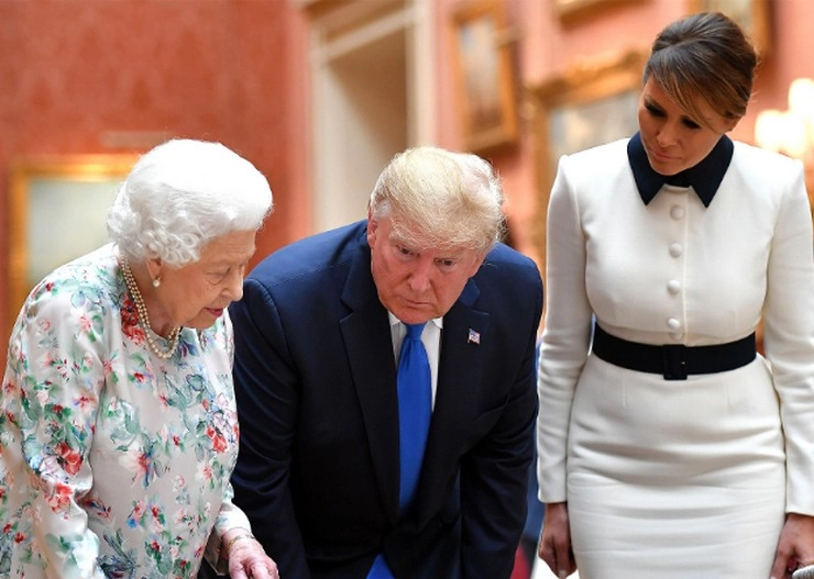 ब्रिटेन की महारानी के सवाल पर फंसे डोनाल्ड ट्रंप, मेलानिया ने शर्मिंदा होने से बचाया - Donald Trump Melania Trump Buckingham Palace