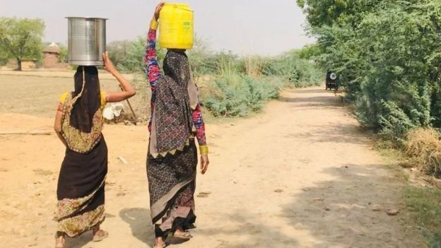 गरीबों की पहुंच से दूर होता जा रहा है पानीः ग्राउंड रिपोर्ट - Water Crises in Mathura and Aligarh