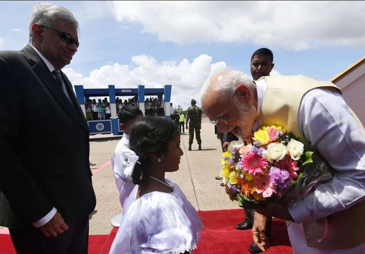 विदेश यात्रा के दूसरे चरण में श्रीलंका पहुंचे पीएम मोदी - PM Modi in Srilanka