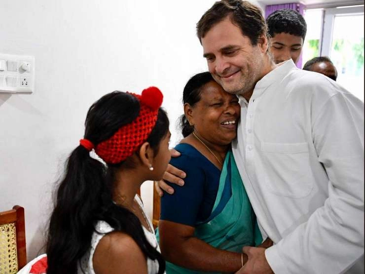 उस नर्स से मिले राहुल गांधी, जिसने उन्हें जन्म के समय हाथों में लिया था