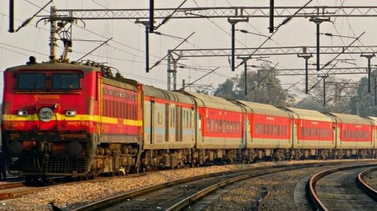 राजधानी एक्सप्रेस की चपेट में आने से 4 यात्रियों की मौत - Rajdhani Express train incident in Uttar Pradesh