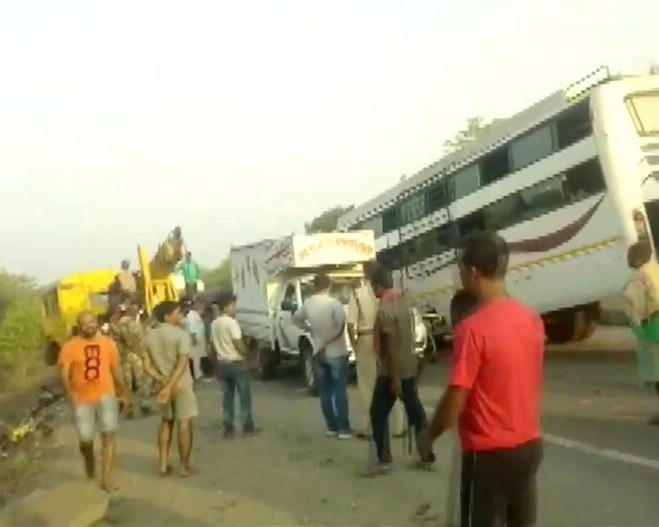 झारखंड में भीषण दुर्घटना, बस और ट्रक की टक्कर में 11 की मौत, 22 घायल - Bus truck accident in Jharkhand