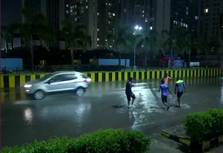 heavy rain in Mumbai। मुंबई में भारी बारिश के कारण फ्लाइट प्रभावित, कई उड़ानों को डायवर्ट किया - Flight affected due to heavy rains in Mumbai, diverted many flights