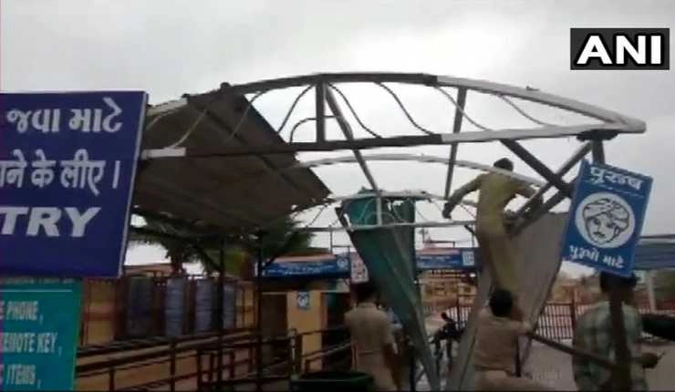 तूफान में भी जलता रहेगा सोमनाथ की आरती का दीया - Vayu Cyclone : shed at the entrance of Somnath Temple damaged