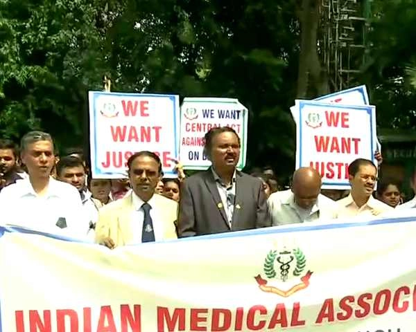 बंगाल में हालात बिगड़े, 300 से ज्यादा डॉक्टरों का इस्तीफा, क्या ममता मानेंगी शर्तें