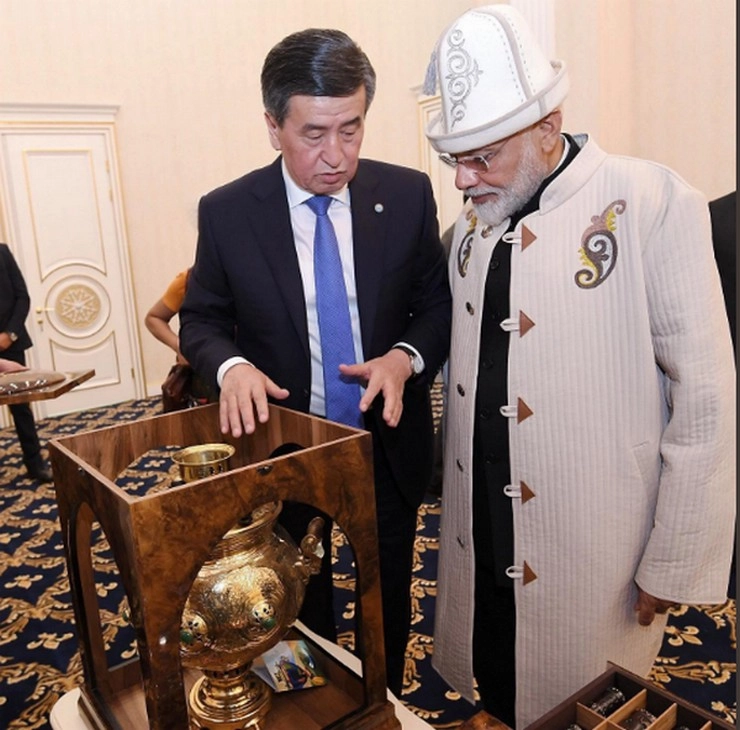 पीएम मोदी को किर्गिस्तान के राष्ट्रपति से गिफ्ट में मिला पानी गर्म करने का पात्र