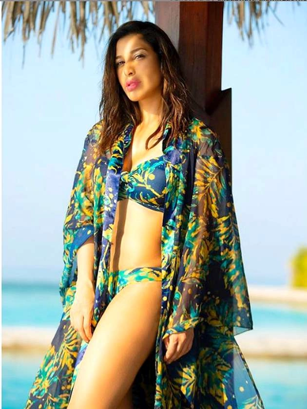 समंदर किनारे प्रिंटेड बिकिनी पहन सोफी चौधरी ने लगाया हॉटनेस का तड़का - sophie choudry hot bikini photos on instagram