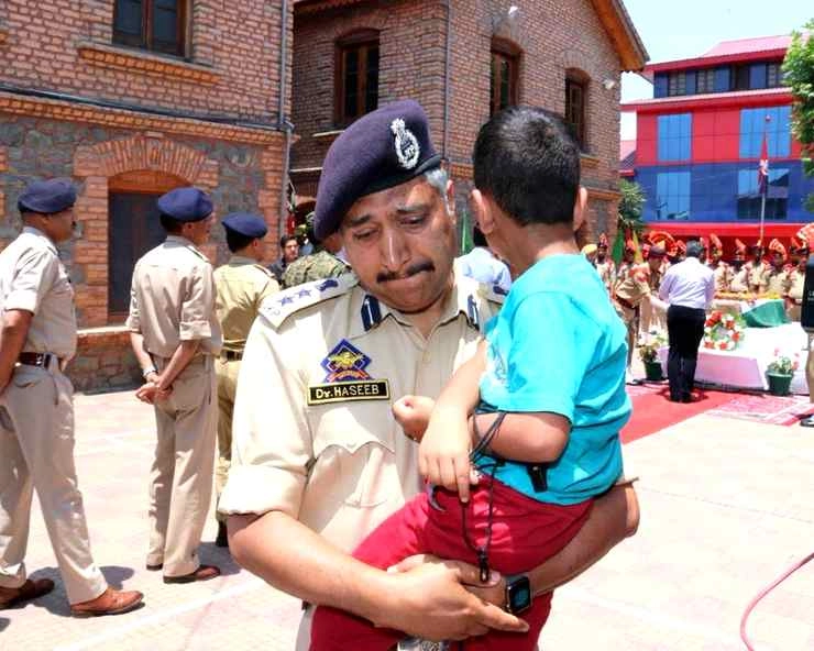 आंखों में उमड़ रहा था समंदर, बड़ी मुश्किल से SSP ने रोके आंसू - Srinagar SSP fights tears as he holds dead cop’s son at wreath-laying ceremony