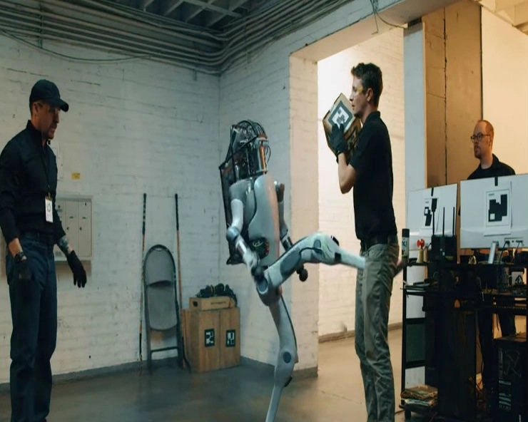 क्या मार खाने से गुस्साए रोबोट ने इंसानों पर किया हमला...जानिए सच... - Did robot attack humans to protect itself