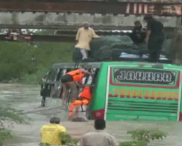 भारी बारिश में नाले में फंसी बस, छ‍त पर चढ़े यात्री, इस तरह बची जान - bus caught in rain water in chittorgarh