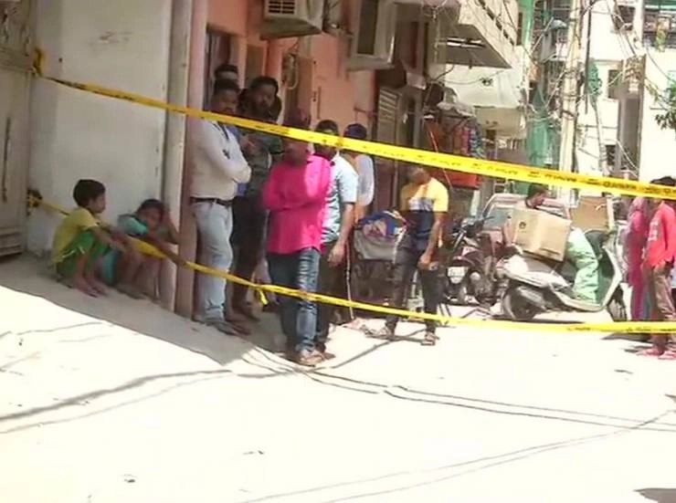 दिल्ली में शिक्षक ने पत्नी और 2 माह के मासूम सहित 3 बच्चों का गला रेता - Man kills wife and 3 children in Delhi