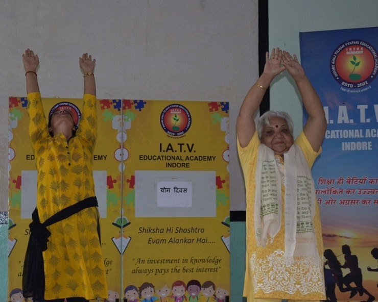 आईएटीवी परिवार के लोगों को योग करवाया - IATV Educational Academy me yoga