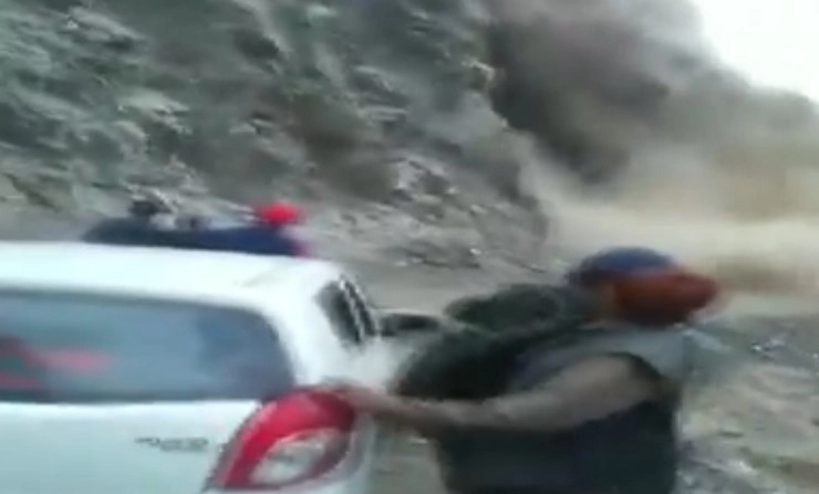 Video : बीच सड़क पर अचानक भरभरा कर टूट पड़ा पहाड़, जान बचाने के लिए भागे लोग - mountain fell on the road near Kashang Nala in Kinnaur