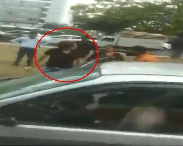 कारों की टक्कर के बाद गुस्साई लड़की सरिया लेकर विरोधी पर टूट पड़ी (वीडियो)