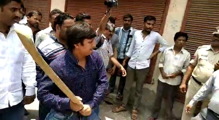 कैलाश पुत्र MLA आकाश विजयवर्गीय ने निगम अधिकारी को बल्ले से पीटा (वीडियो) - Akash Vijayvargiya beaten corporation officer