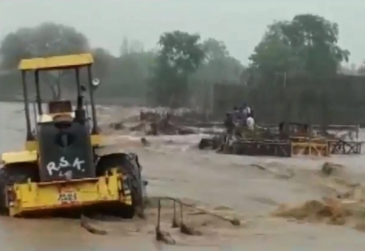 बुरहानपुर में 24 घंटे में गिरा 4 इंच पानी, बाढ़ के हालात, इस तरह बची 7 मजदूरों की जान - heavy rain in Burhanpur