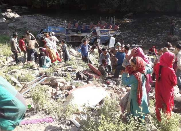 जम्मू-कश्मीर के किश्‍तवाड़ में मिनी बस खाई में गिरी, 35 की मौत - road accident in Jammu-Kashmir Kishtwar, 35 people died