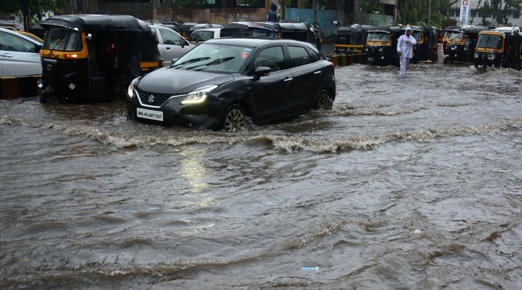 मानसून की झमाझम बारिश से बेहाल हुई मुंबई, पानी ने रोकी रफ्तार - MumbaiRains mansoon