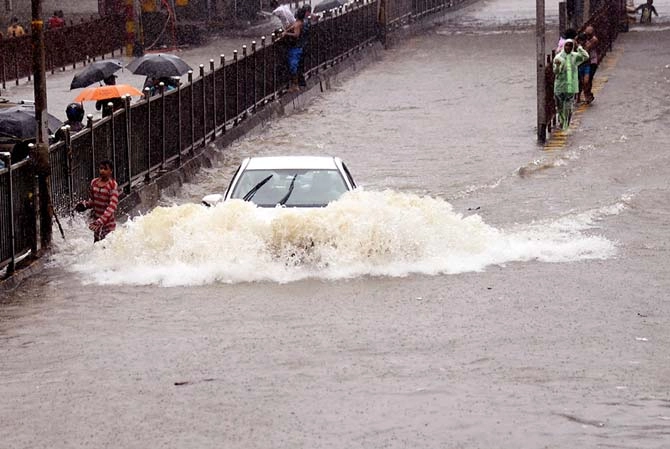 मौसम अपडेट : बिहार में बाढ़ से हाहाकार, देश के कई हिस्‍सों में जोरदार बा‍रिश