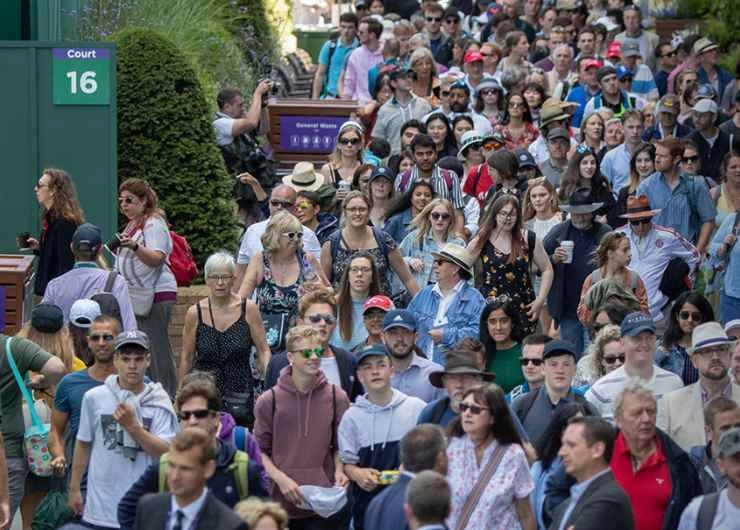 विंबलडन के रोचक मुकाबले देखने के लिए दर्शकों की लंबी कतारें - Viewers' long queues to watch Wimbledon's interesting match