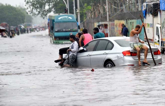 मुंबई में मूसलधार बारिश का कहर, मरने वालों की संख्या 35 पर पहुंची, अगले 24 घंटे भी भारी - At least 27 people killed as heavy rain continues to batter Mumbai