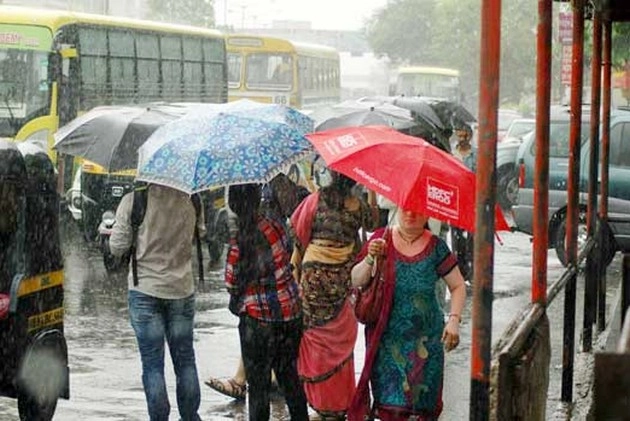 मुंबई में पटरी पर लौट रही है जिंदगी, ट्रेनों में भीड़ बढ़ी, सड़क यात्री परेशान