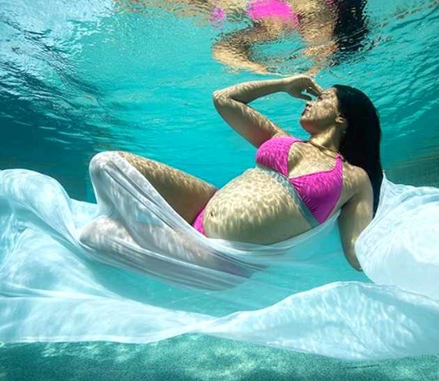 बेबी बंप फ्लांट करते हुए समीरा रेड्डी ने पानी के अंदर कराया हॉट फोटोशूट - sameera reddy hot photo shoot in underwater flaunts her baby bump