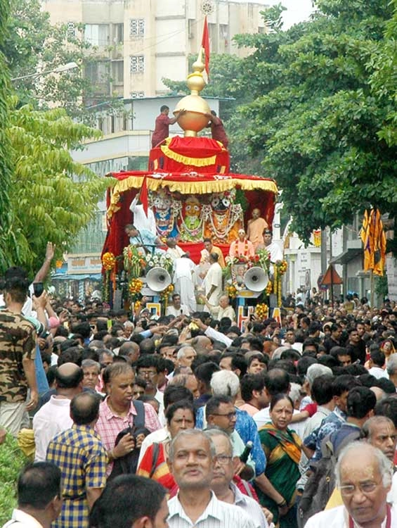फोटो : मुंबई में जय जगन्नाथ, रथ पर सवार होकर निकले भगवान