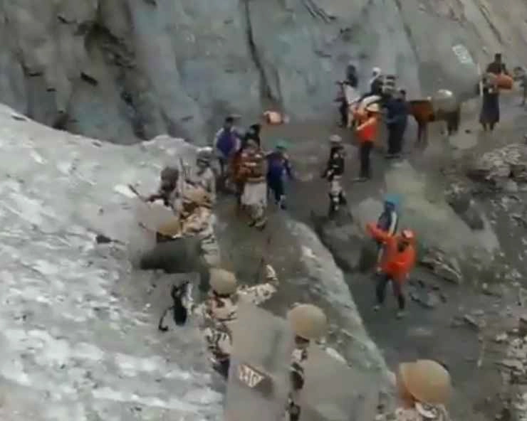 टूटी चट्टान, गिर रहे थे पत्थर, अमरनाथ यात्रियों की ढाल बने ITBP जवान - ITBP personnel braving shooting stones by placing Shield wall