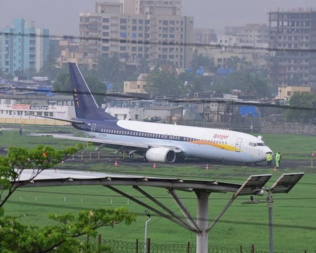 मुंबई एयरपोर्ट के रनवे पर 2 दिन से फंसा था स्पाइसजेट का विमान, एयर इंडिया के इंजीनियर्स ने निकाला - SpiceJet Plane Stuck On Mumbai Airport Runway Pulled Out After Two Days