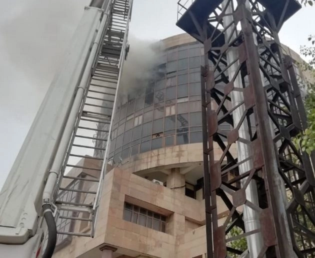 कडकडडूमा इलाके में स्वास्थ्य विभाग की इमारत में भीषण आग