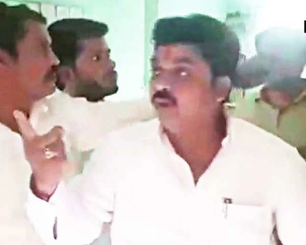 मनसे नेता ने की यवतमाल में बैंक मैनेजर की पिटाई - MNS vice president Raju Umbarkar arrested