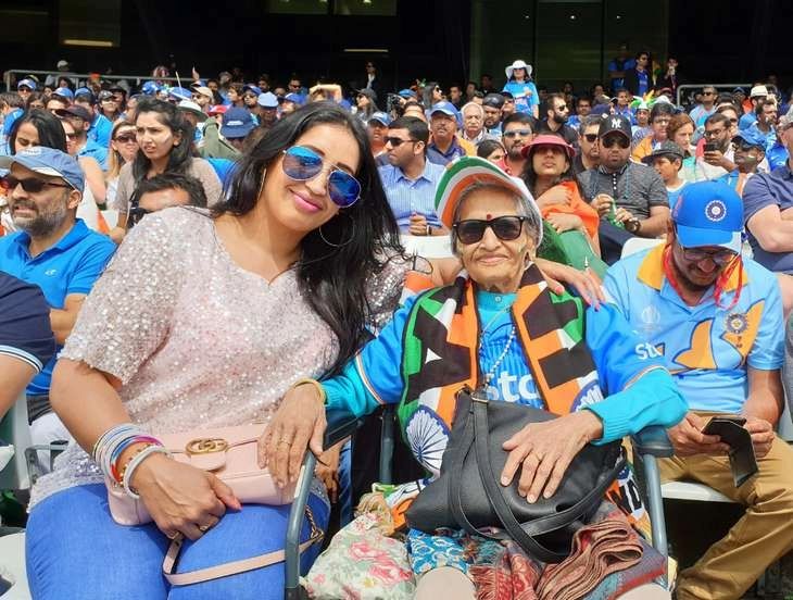 विराट कोहली ने निभाया वादा, सुपर फैन चारुलता को भेजा मैच का टिकट - Virat Kohli invites Charulataji in India Srilanka match