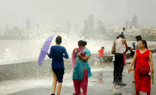 मुंबई : मरीन ड्राइव पर समुद्र की अठखेलियां देखने उमड़ी युवाओं की भीड़ (फोटो)