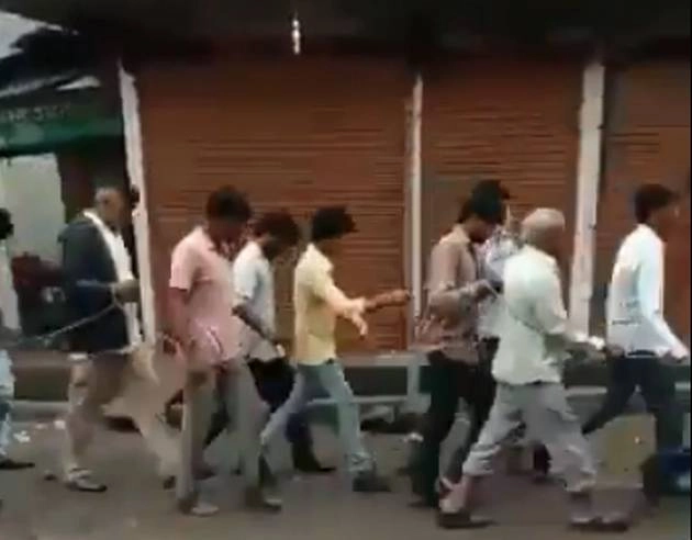 खंडवा में गोवंश की तस्करी के शक में 25 को पकड़ा, रस्सी से हाथ बांधकर ले गए थाने, वीडियो वायरल - cow vigilante catches 25 people in khandwa for illegally transporting cows