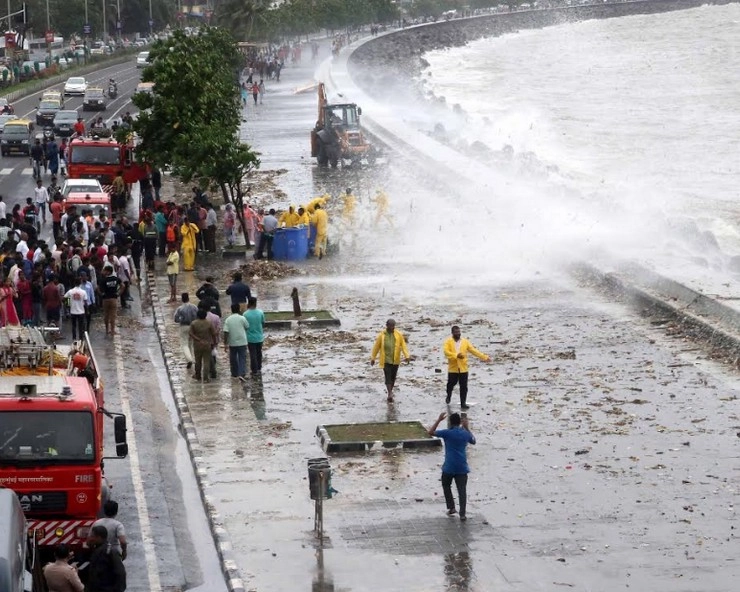 बारिश ने थामी मुंबई की रफ्तार, जलजमाव से सड़कों पर लगा जाम