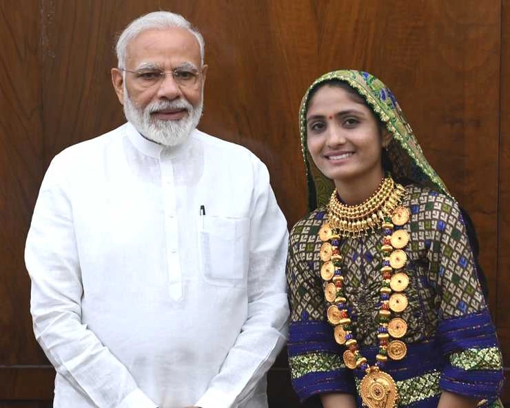 बच्ची थी तब मोदी ने 250 रु. दिए थे, अब 25 करोड़ व्यूज - Gujarati folk singer Geeta Rabari meets PM Modi