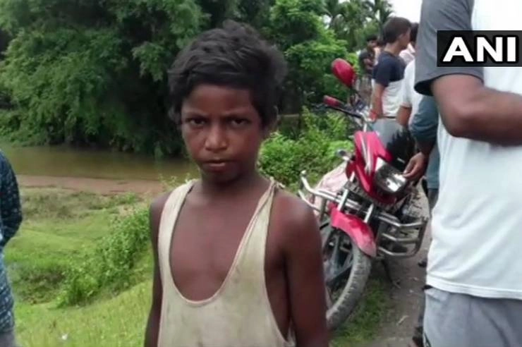 बहादुरी की मिसाल, 11 साल के बच्चे ने बचाई मां और बच्चे की जान - 11 year old boy saved woman and her child drowning in river