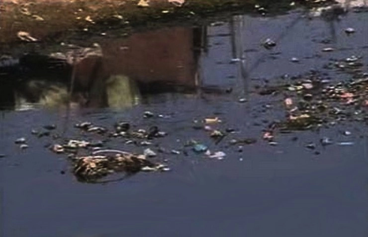 नाले में गिरा डेढ़ साल का मासूम, रेस्क्यू ऑपरेशन जारी - The child fell into the Sewer