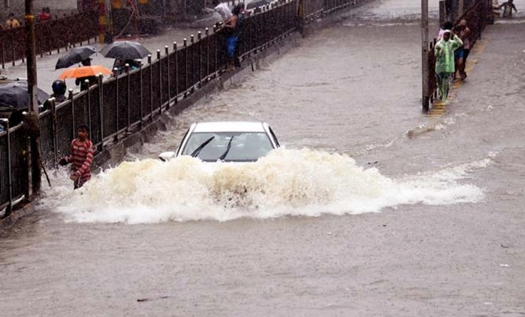 महाराष्ट्र के पालघर जिले में भारी बारिश के कारण पुल का बड़ा हिस्सा बहा