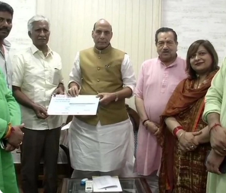 रिटायर्ड वायुसेना कर्मी ने दान किए 1.08 करोड़ रुपए, रक्षामंत्री को सौंपा चेक
