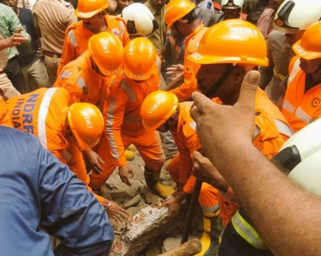 मुंबई में 100 साल पुरानी इमारत गिरी, हादसे में 13 की मौत, रातभर चला राहत और बचाव कार्य - Building collapse in Mumbai, 13 dies, NDRF rescue operation