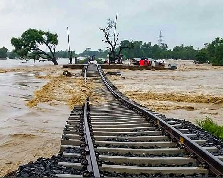 बाढ़ का कहर, बिहार और मुंबई से जाने वाली इन ट्रेनों पर पड़ा असर - Bihar flood : These 17 trains gets effected