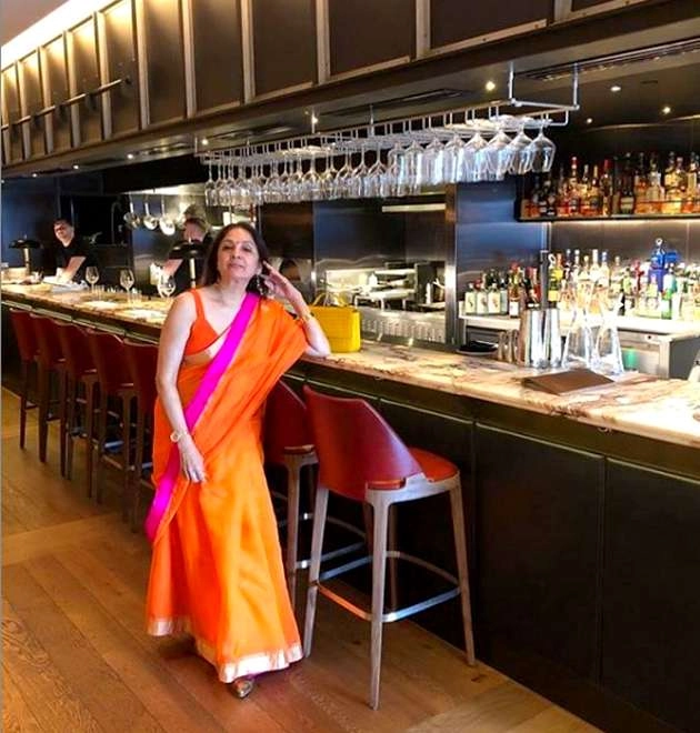 लंदन में दिखा नीना गुप्ता का देसी स्वैग, साड़ी पहनकर पहुंचीं बार - neena gupta walks into london bar in saree photos viral in social media