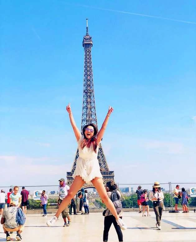 स्पेन में वेकेशन इंजॉय कर रहीं हैं अदा खान, शेयर की हॉट तस्वीरें - naagin actress adaa khan enjoys vacation in spain share her hot photos