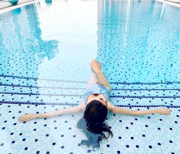 मोनोकिनी पहन स्वीमिंग पूल में उतरीं मौनी रॉय, अपनी अदाओं से फैंस को किया घायल - mouni roy shares her hot monokini photo relax in swimming pool