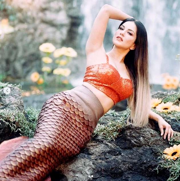 जलपरी बनकर सनी लियोनी ने ढाया कहर, शेयर की हॉट तस्वीरें - sunny leone hot sizzling mermaid look goes viral
