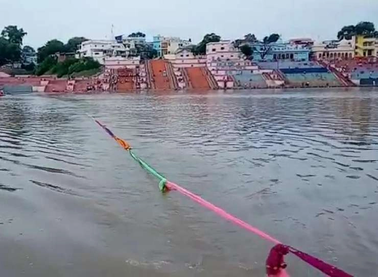 मां नर्मदा को और ओढ़ाई 825 मीटर की चुनरी, बारिश कराने के लिए लगाई गुहार - Chunri to Maa Narmada in Hoshangabad